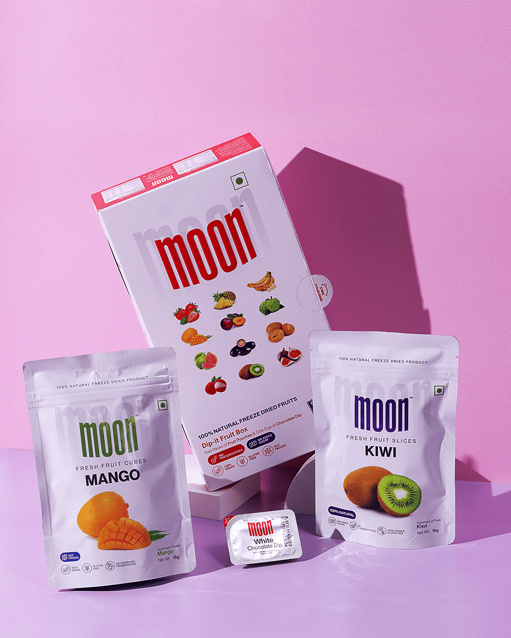 A package of Moon Freeze Dried Fourth Quarter kiwi, kiwifruit and kiwifruit on a pink background. (Brand Name: MOONFREEZE FOODS PRIVATE LIMITED)