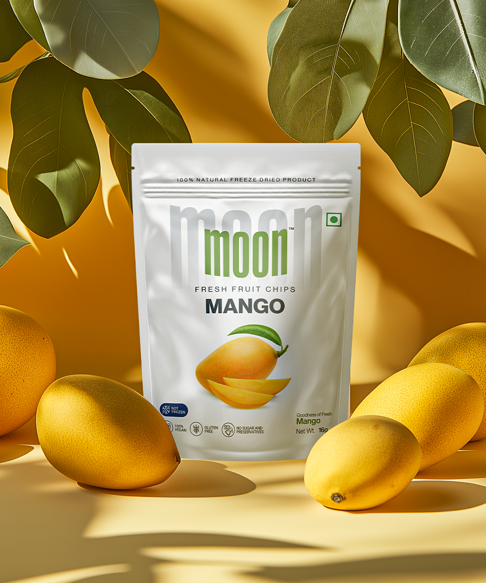 Mango Freeze-Dried Chips with fresh mangoes.